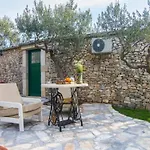 Villa Mediterranean With Pool *