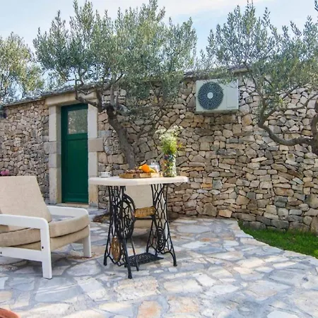 Villa Mediterranean With Pool *