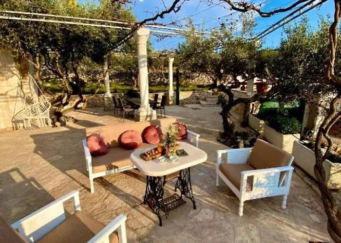 Villa Mediterranean With Pool *